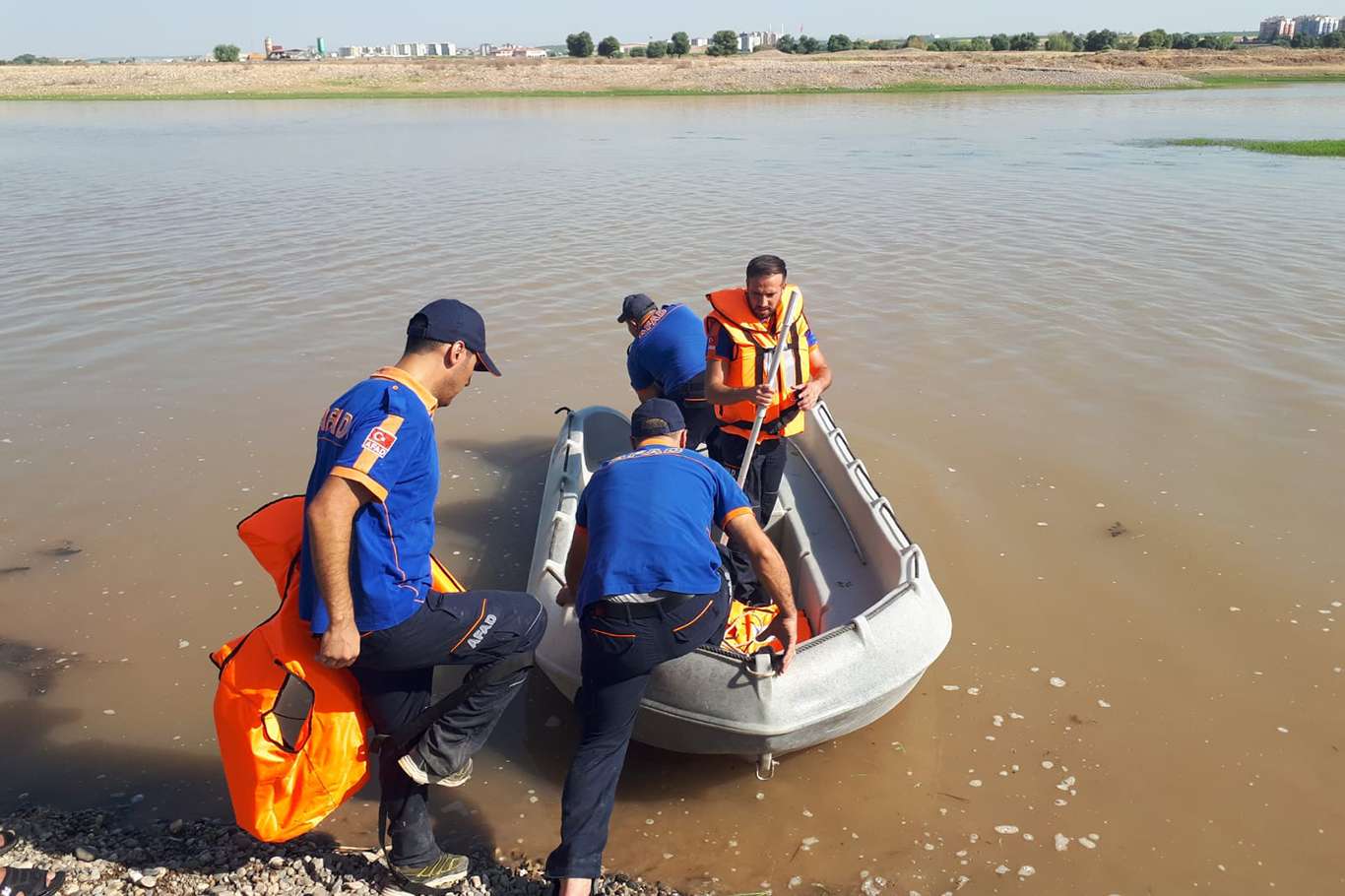 Dicle Nehrine giren 2 çocuk boğuldu